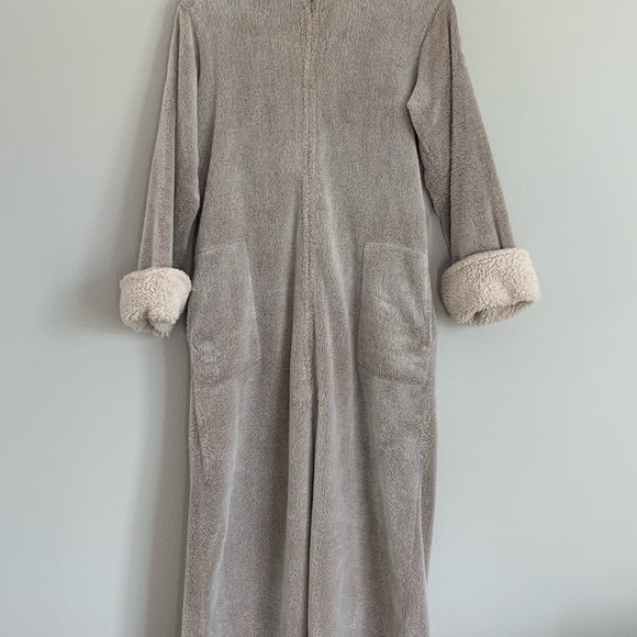 Robe - Picture 6 of 6